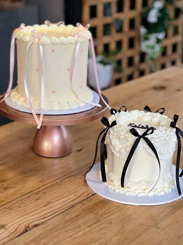 Classic Vintage Cake with Bows